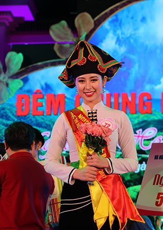 Trần Thị Phương Anh (Điện Biên) đăng quang Người đẹp Hoa ban năm 2017
